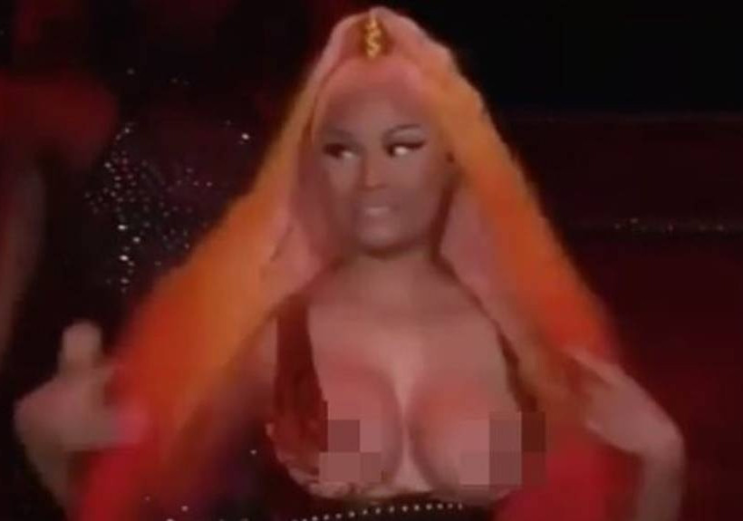 Αποκαλύφθηκε όλο το στήθος της Nicki Minaj πάνω στη σκηνή και δεν φαντάζεστε τι έκανε! (vid+pics)