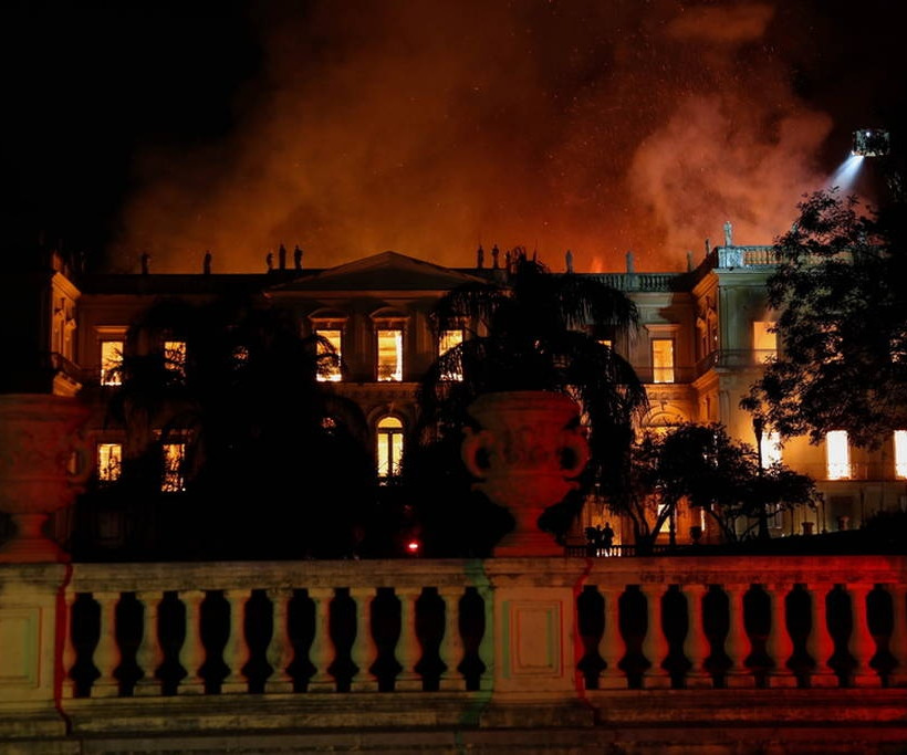 Βραζιλία: Oργή και ερωτηματικά μετά την ανυπολόγιστη καταστροφή στο Εθνικό Μουσείο (pics+vids)