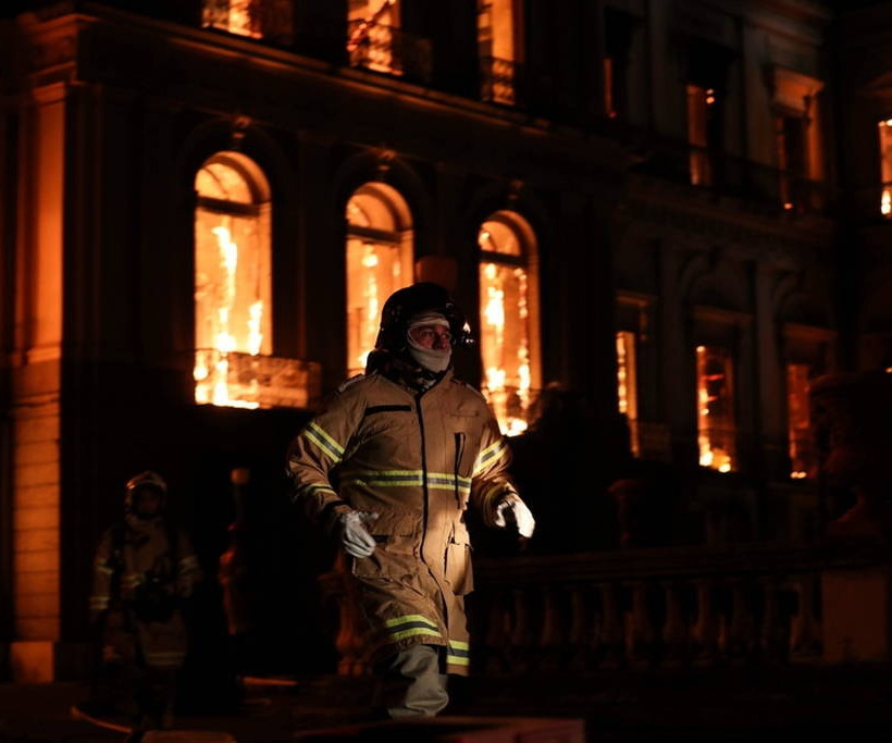 Βραζιλία: Oργή και ερωτηματικά μετά την ανυπολόγιστη καταστροφή στο Εθνικό Μουσείο (pics+vids)