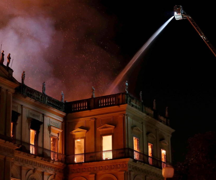 Βραζιλία: Oργή και ερωτηματικά μετά την ανυπολόγιστη καταστροφή στο Εθνικό Μουσείο (pics+vids)