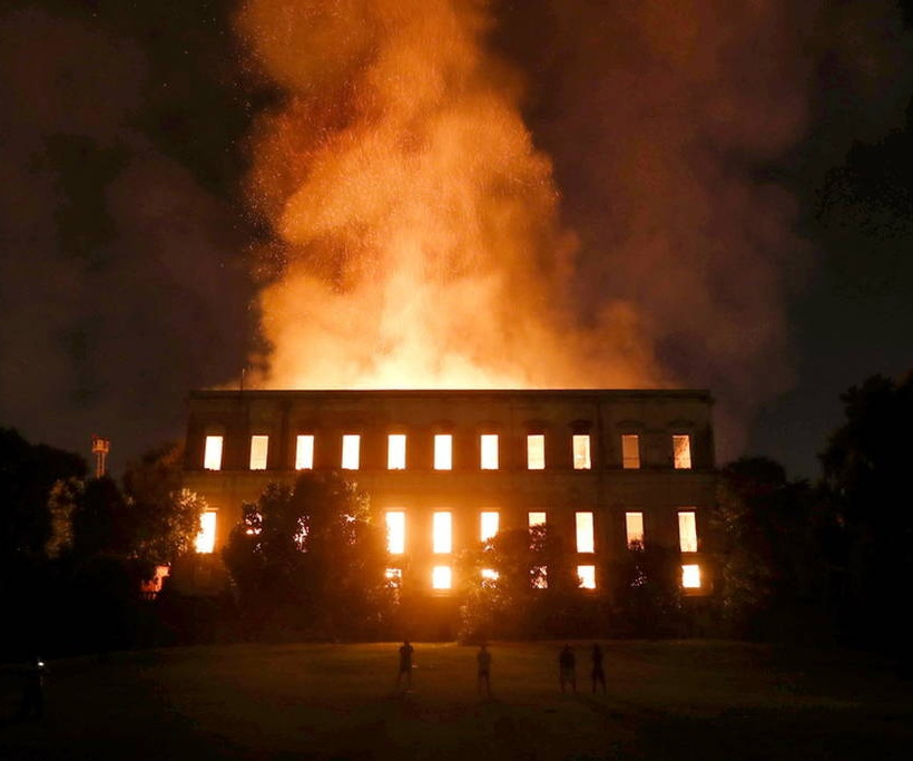 Βραζιλία: Oργή και ερωτηματικά μετά την ανυπολόγιστη καταστροφή στο Εθνικό Μουσείο (pics+vids)