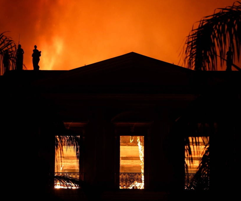 Βραζιλία: Oργή και ερωτηματικά μετά την ανυπολόγιστη καταστροφή στο Εθνικό Μουσείο (pics+vids)