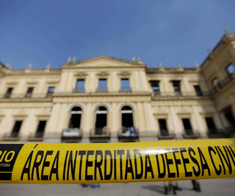 Βραζιλία: Oργή και ερωτηματικά μετά την ανυπολόγιστη καταστροφή στο Εθνικό Μουσείο (pics+vids)