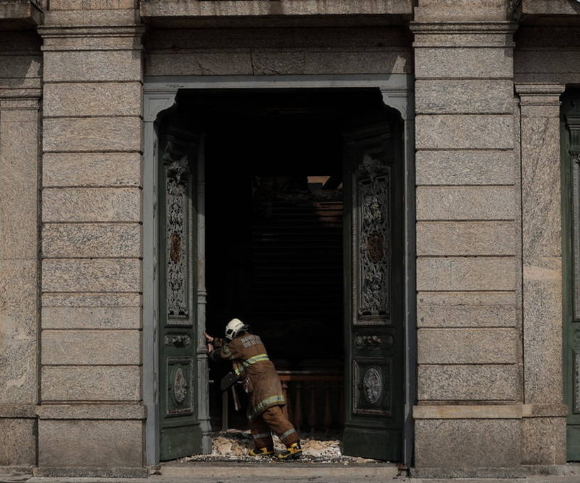 Βραζιλία: Oργή και ερωτηματικά μετά την ανυπολόγιστη καταστροφή στο Εθνικό Μουσείο (pics+vids)