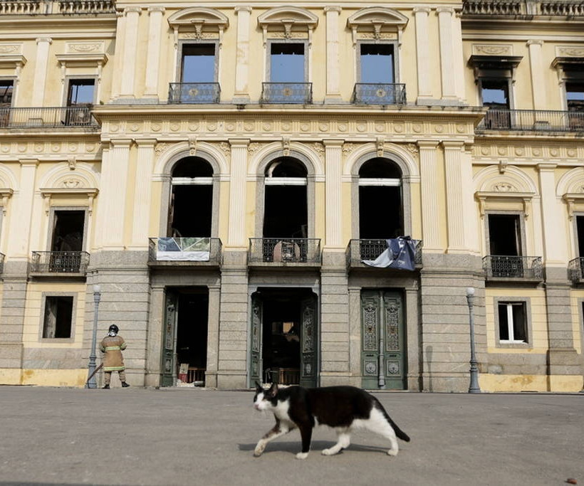 Βραζιλία: Oργή και ερωτηματικά μετά την ανυπολόγιστη καταστροφή στο Εθνικό Μουσείο (pics+vids)