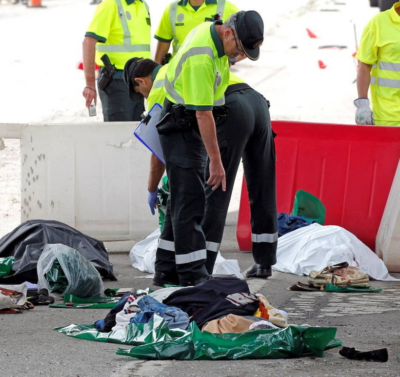 Φρικτό τροχαίο στην Ισπανία: Λεωφορείο καρφώθηκε σε τσιμεντένια κολόνα - Πέντε νεκροί (pics+vid)