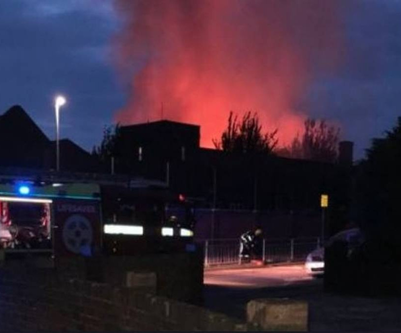 ΕΚΤΑΚΤΟ: Μεγάλη φωτιά ΤΩΡΑ σε δημοτικό σχολείο στο Λονδίνο