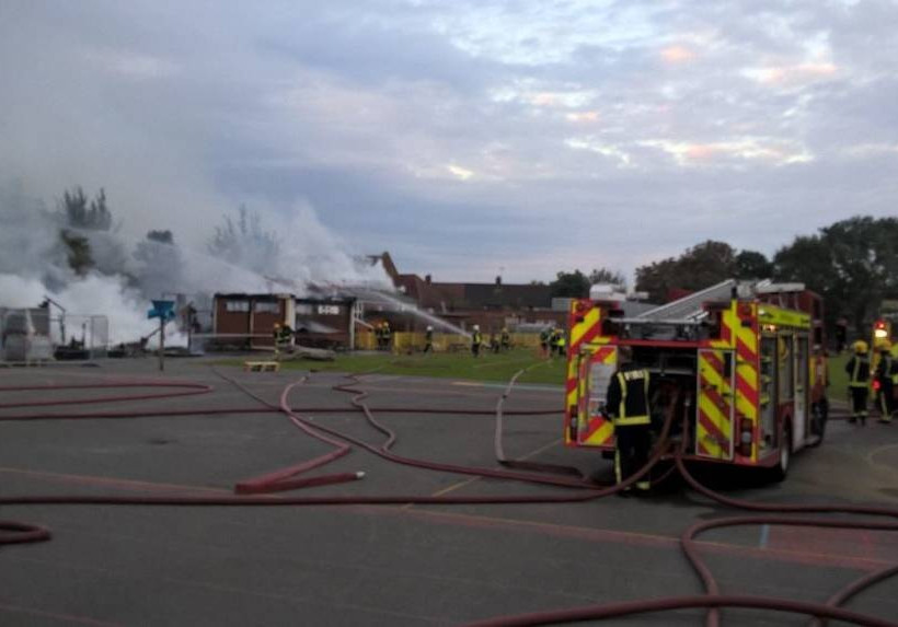 ΕΚΤΑΚΤΟ: Μεγάλη φωτιά ΤΩΡΑ σε δημοτικό σχολείο στο Λονδίνο