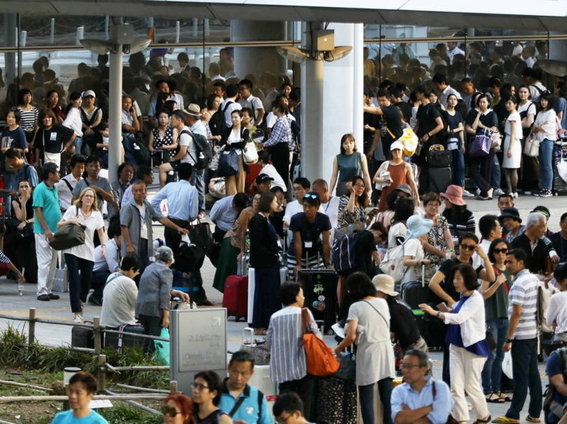 Ιαπωνία: Τραγικός ο απολογισμός από το πέρασμα του τυφώνα Τζέμπι (pics&vid)