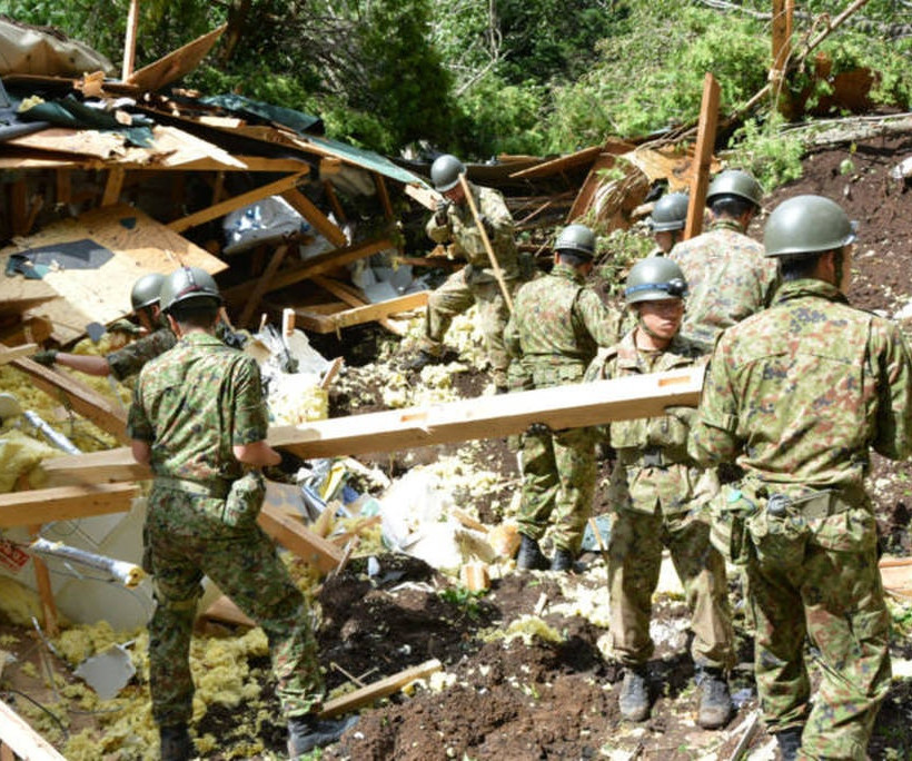 Ιαπωνία: Εικόνες Aποκάλυψης από το φονικό σεισμό - Κατέρρευσαν λόφοι και ξεριζώθηκαν σπίτια (vids)