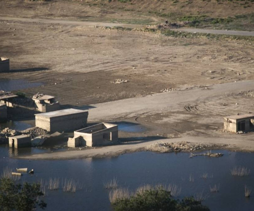 Αυτό είναι το χωριό της Κρήτης που βυθίζεται αργά αλλά... σταθερά (pics)