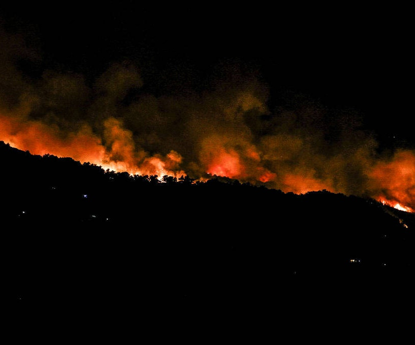 Επί ποδός η Πυροσβεστική: Μεγάλη φωτιά σε δύσβατη περιοχή στη Σάμο (vid)