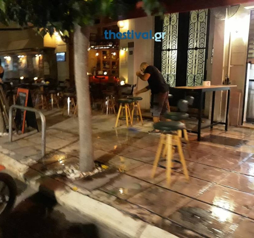 Επεισόδια Θεσσαλονίκη: Κουκουλοφόροι τα έκαναν γυαλιά καρφιά σε καφετέριες στην παραλιακή (pics)