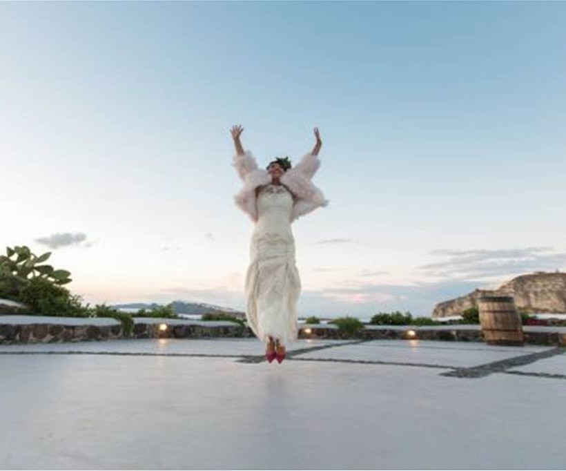 Απίστευτος γάμος στη Σαντορίνη: Την παράτησε ο γαμπρός και δεν φαντάζεστε ποιον παντρεύτηκε! (pics)