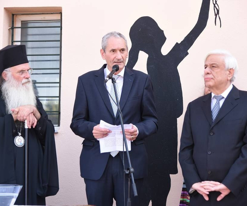 (από αριστερά στα δεξιά) Σεβ. Μητροπολίτης Μεσογαίας και Λαυρεωτικής, Νικόλαος – Εκτελεστικός Πρόεδρος ΟΠΑΠ, Καμίλ Ζίγκλερ - Πρόεδρος της Ελληνικής Δημοκρατίας, Προκόπιος Παυλόπουλος