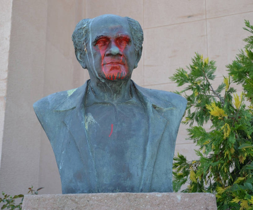 Άγνωστοι βανδάλισαν με μπογιές την προτομή του ιστορικού δημάρχου της Μυτιλήνης (pics)