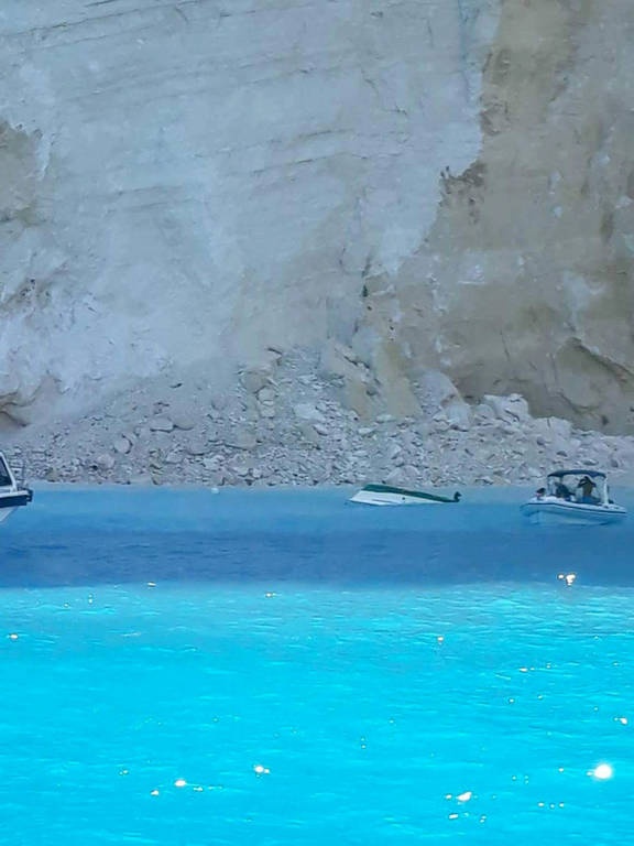 Εφιαλτικές στιγμές για εκατοντάδες τουρίστες στο Ναυάγιο - Νέα βίντεο από την τρομακτική κατολίσθηση