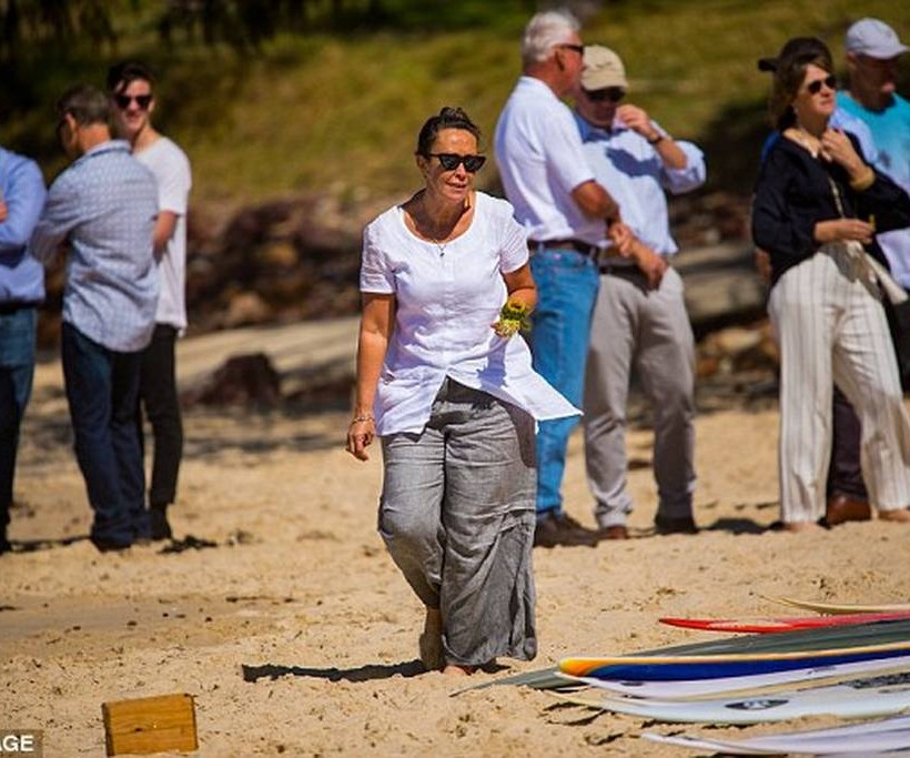 Ράγισαν καρδιές στην κηδεία της 20χρονης που βρέθηκε νεκρή στην Κεφαλονιά 