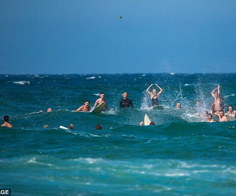 Ράγισαν καρδιές στην κηδεία της 20χρονης που βρέθηκε νεκρή στην Κεφαλονιά 