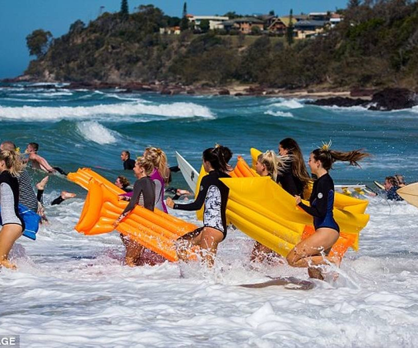 Ράγισαν καρδιές στην κηδεία της 20χρονης που βρέθηκε νεκρή στην Κεφαλονιά 