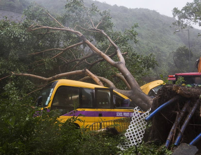 Τυφώνας Μανγκούτ: Χάος και στο Χονγκ Κόνγκ - 30 οι νεκροί στις Φιλιππίνες (pics&vids)