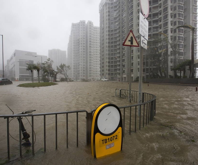 Τυφώνας Μανγκούτ: Χάος και στο Χονγκ Κόνγκ - 30 οι νεκροί στις Φιλιππίνες (pics&vids)
