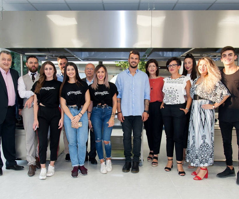 Ο Άκης Πετρετζίκης στο ΙΕΚ ΟΜΗΡΟΣ Λάρισας