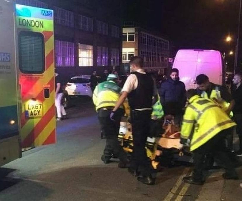 Λονδίνο: Αυτοκίνητο έπεσε πάνω σε πεζούς έξω από τέμενος