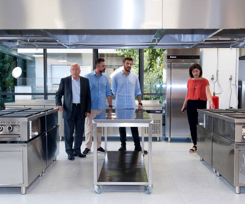 Ο Άκης Πετρετζίκης στο ΙΕΚ ΟΜΗΡΟΣ Λάρισας