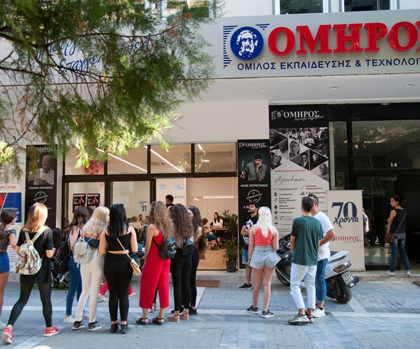 Ο Άκης Πετρετζίκης στο ΙΕΚ ΟΜΗΡΟΣ Λάρισας