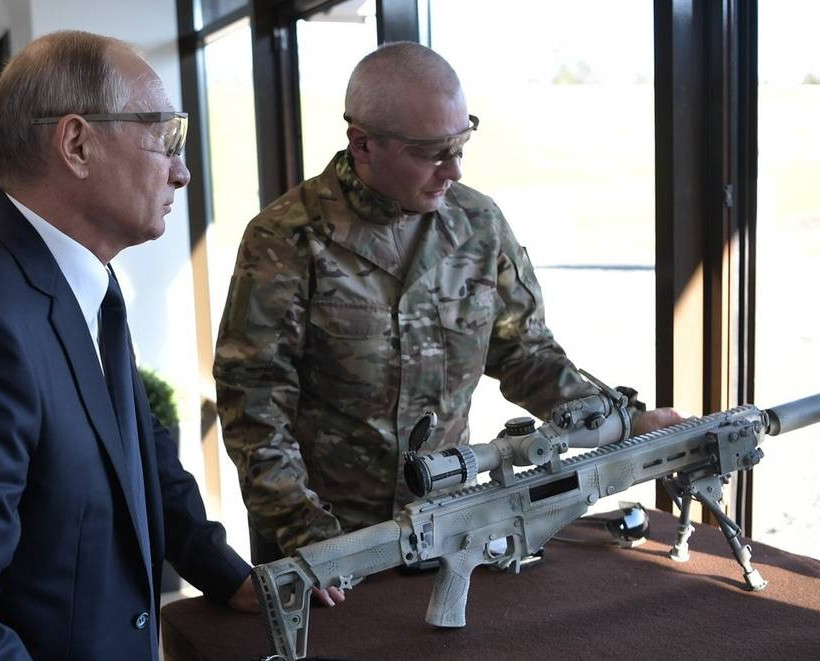 Ρωσία: Πούτιν ο σκοπευτής - Δοκίμασε το νέο Καλάσνικοφ (vid&pics)