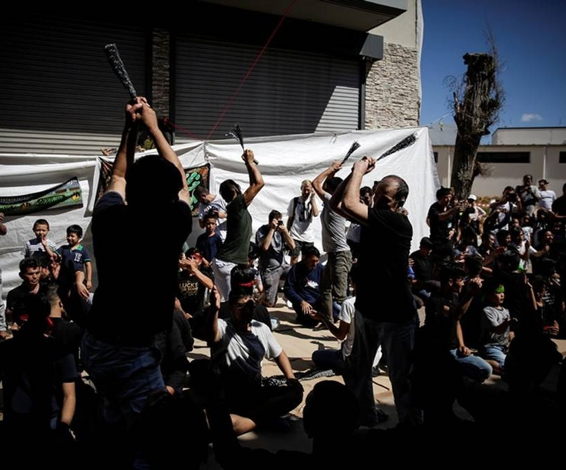 Πειραιάς: Σιίτες μουσουλμάνοι αυτομαστιγώνονται για να γιορτάσουν την Ασούρα (ΣΚΛΗΡΕΣ ΕΙΚΟΝΕΣ)