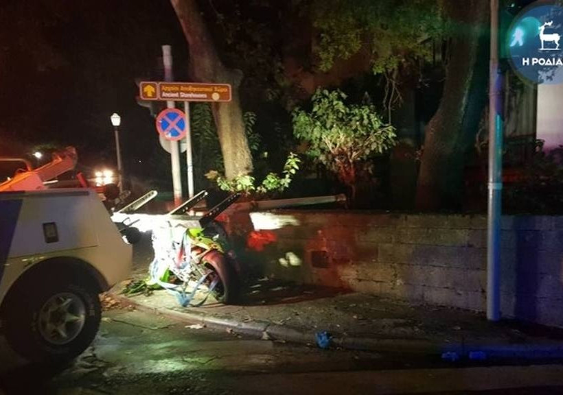 Ρόδος: Νέο σοβαρό τροχαίο στο κέντρο της πόλης - Μηχανή «καρφώθηκε» σε κολώνα (pics)