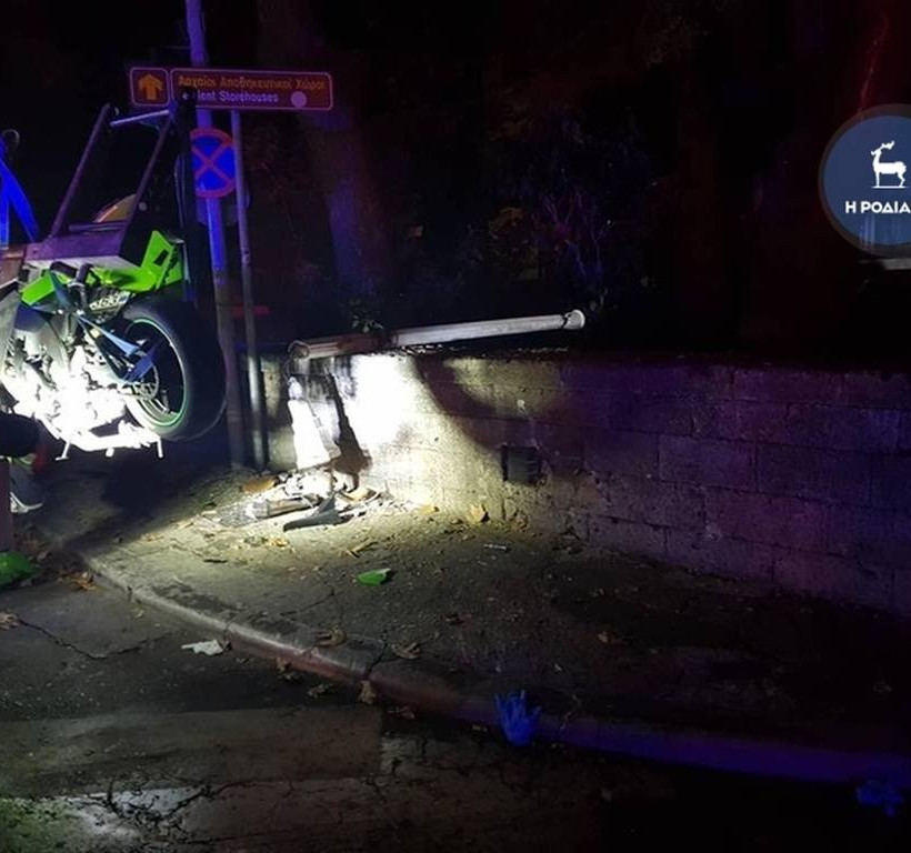 Ρόδος: Νέο σοβαρό τροχαίο στο κέντρο της πόλης - Μηχανή «καρφώθηκε» σε κολώνα (pics)