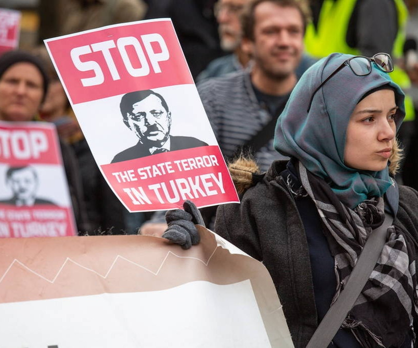 «Ερντογάν δεν είσαι ευπρόσδεκτός»: Ξεκίνησαν οι διαδηλώσεις πριν καν επισκεφτεί τη Γερμανία (Pics)