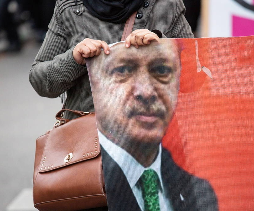 «Ερντογάν δεν είσαι ευπρόσδεκτός»: Ξεκίνησαν οι διαδηλώσεις πριν καν επισκεφτεί τη Γερμανία (Pics)