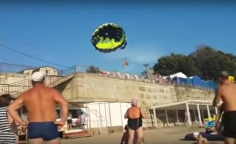 Βίντεο - ΣΟΚ: Η τρομακτική στιγμή που τουρίστες πέφτουν σε ηλεκτροφόρα καλώδια κάνοντας parasailing 