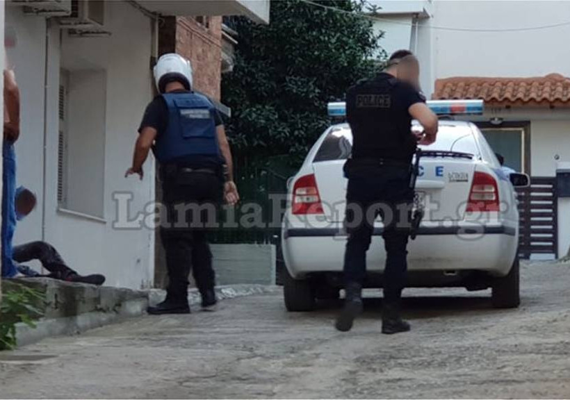 Λαμία: Μάχη για τη ζωή της δίνει η 25χρονη που μαχαιρώθηκε από τον αδελφό της φίλης της