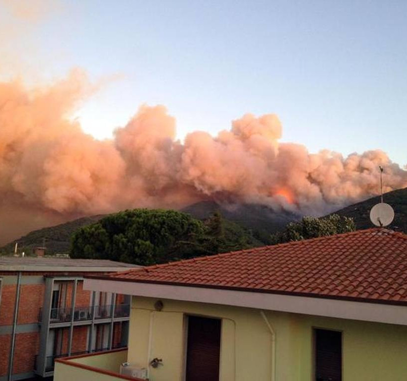 Φωτιά: Πύρινη κόλαση στην Τοσκάνη – Τεράστια επιχείρηση εκκένωσης (Pics)
