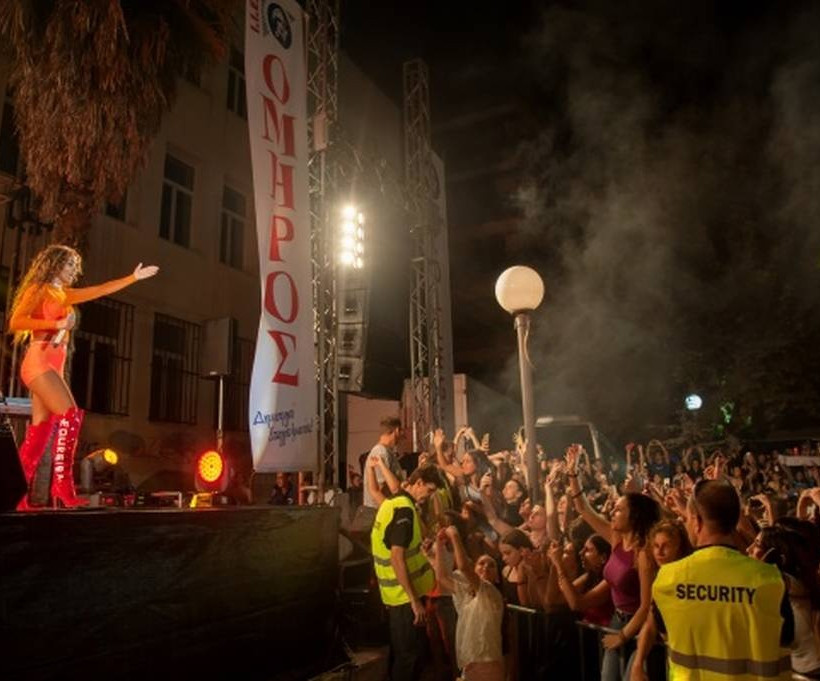 Η Ελένη Φουρέιρα «χόρεψε» τη Λάρισα στο street party του ΙΕΚ ΟΜΗΡΟΣ