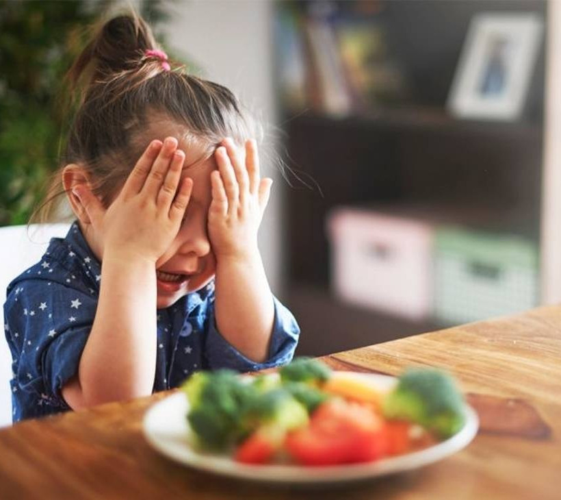 Αγοράκι κοιμάται αλλά δεν αποχωρίζεται και το αγαπημένο του σνακ 