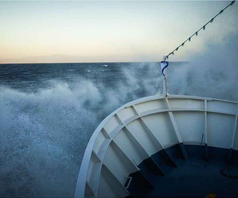 «Σκοπελίτης» εναντίον «Ξενοφώντα»: Η «μάχη» του πλοίου με τα μανιασμένα κύματα στις Κυκλάδες (pics)