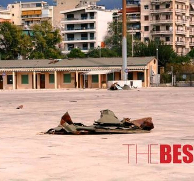 Πάτρα: Στέγη κτηρίου εκτοξεύτηκε από τον αέρα στο παλιό λιμάνι