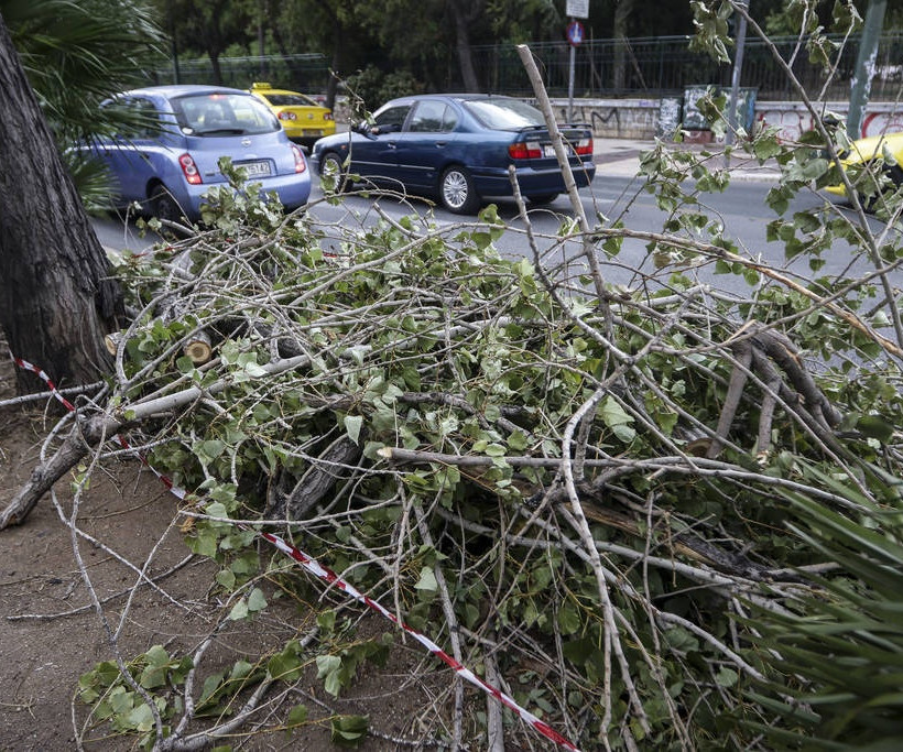 Πώς να προστατευτείτε από καταιγίδα και θυελλώδεις ανέμους
