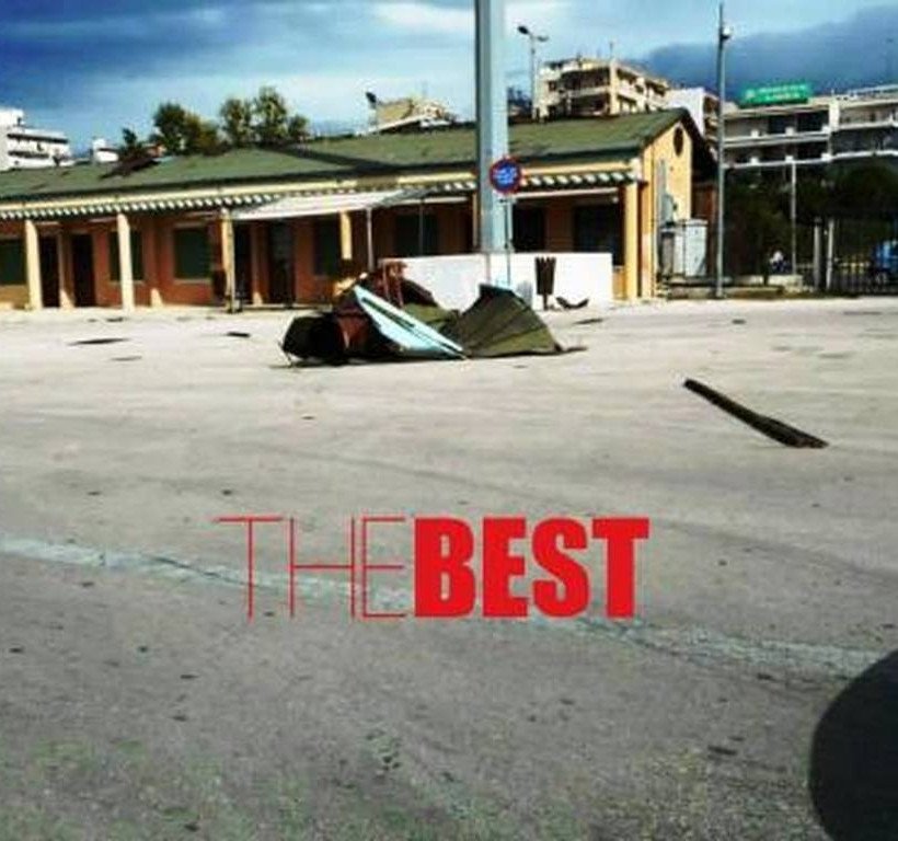 Πάτρα: Στέγη κτηρίου εκτοξεύτηκε από τον αέρα στο παλιό λιμάνι