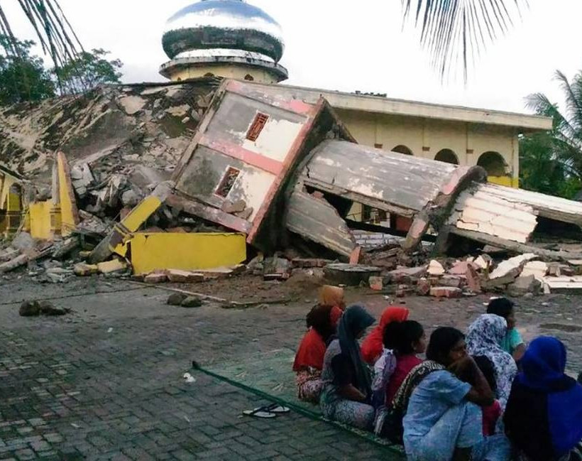 Ινδονησία: Στους 420 ανήλθε ο αριθμός των νεκρών από τον καταστροφικό σεισμό και το τσουνάμι