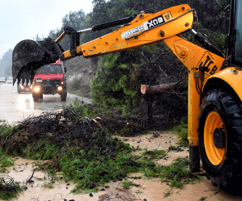 «Ζορμπάς»: Συγκλονίζουν οι αριθμοί - 160 άτομα απεγκλώβισε η Πυροσβεστική - Δέχθηκε 1.300 κλήσεις