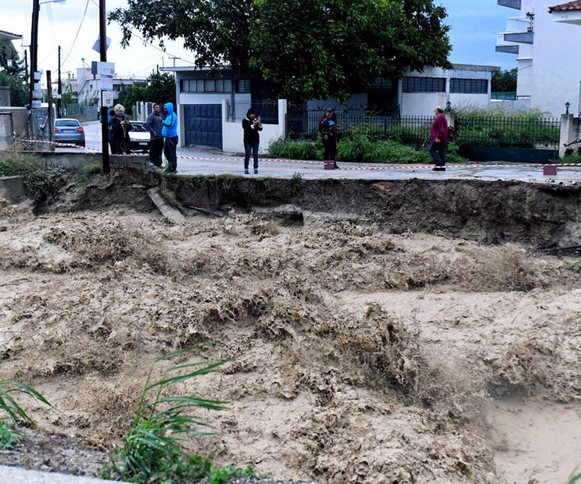 «Ζορμπάς»: Συγκλονίζουν οι αριθμοί - 160 άτομα απεγκλώβισε η Πυροσβεστική - Δέχθηκε 1.300 κλήσεις