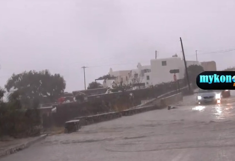Μύκονος: Με κανό στους πλημμυρισμένους δρόμους - Η απόφαση υπαλλήλου που «ρίχνει» το διαδίκτυο 