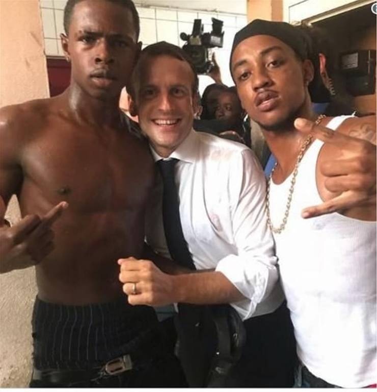 Σάλος από την «ασυγχώρητη» φωτογραφία του Μακρόν με το... μεσαίο δάχτυλο σηκωμένο! (pic)